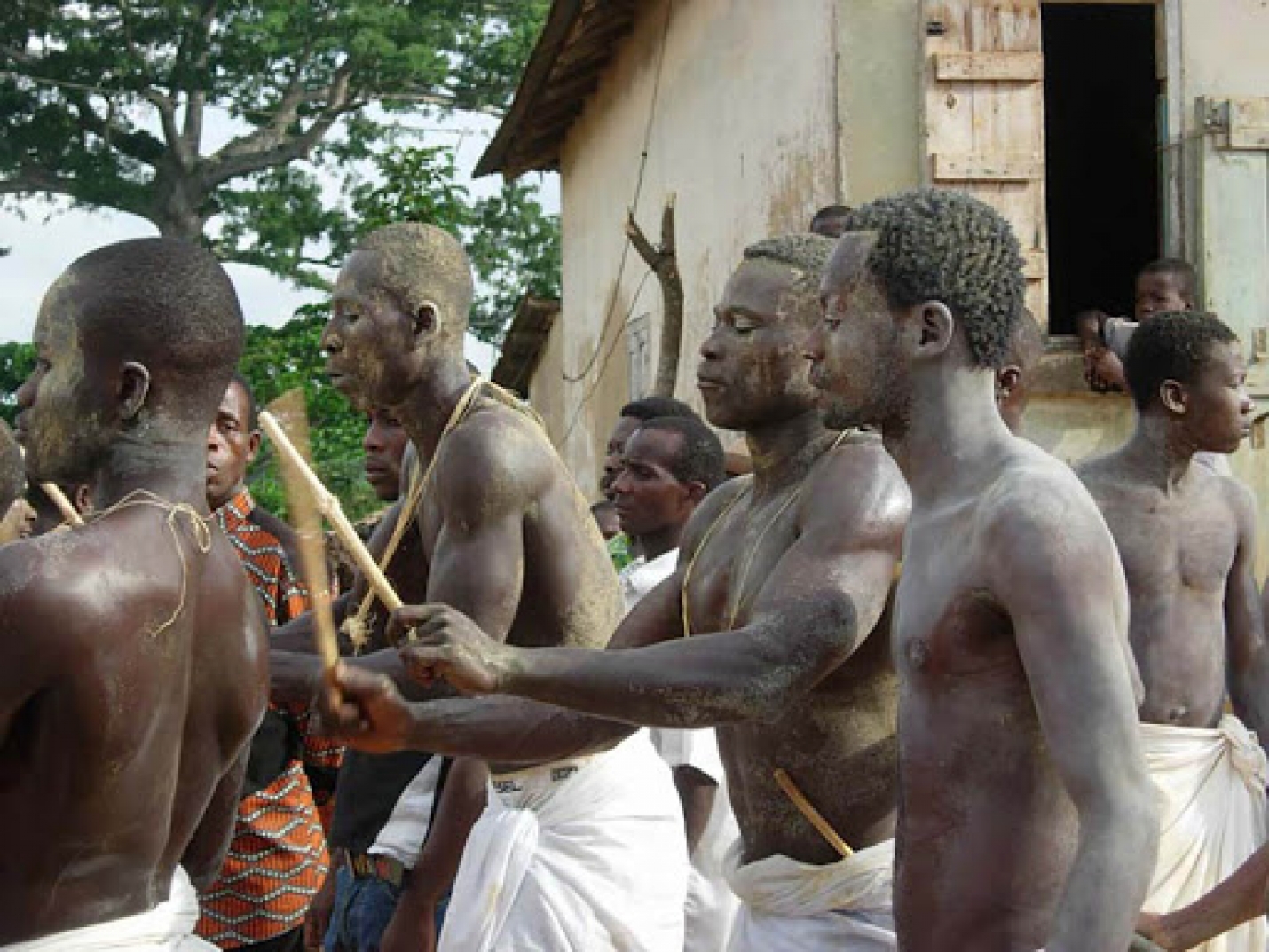 Les religions traditionnelles en Afrique et le r&ocirc;le de colonisateur dans le changement dans les croyances des africains.